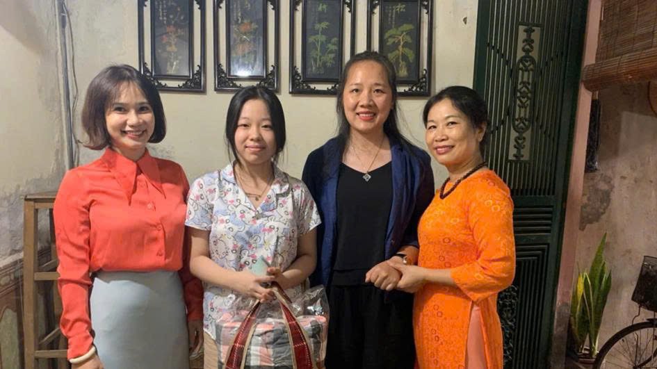 Ban từ thiện CLB  Doanh nghiệp Long Biên cùng  đại diện MTTQ phường Bồ Đề,tổ chức trao tặng phần quà